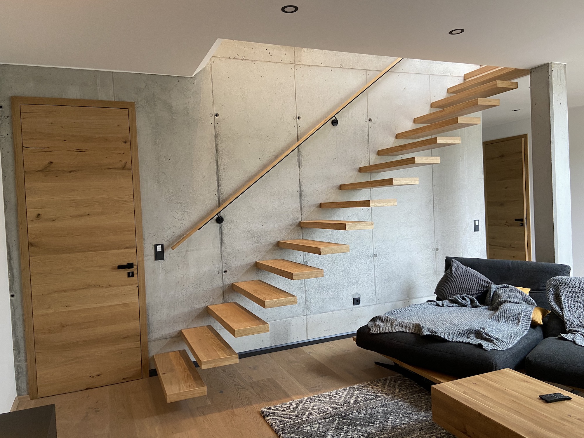 Wohnzimmer mit Holz und Lichtelementen